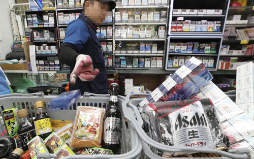 거센 일본 제품 불매운동 열풍에도 일본산 담배 매출은 큰 변화가 없는 것으로 나타났다. 사진은 한 편의점에서 일본산 제품을 매대에서 빼는 모습.   연합뉴스